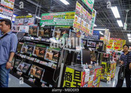 Tokio Japan, Akihabara, Yodobashi-Kamera, Discountelektronikgeschäft, Kanji, japanisches Englisch, Display-Verkauf, Preise, Preise, Shopping Shopper Shopper Shopper shoppen sh Stockfoto