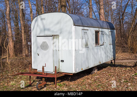 Alten, verlassenen Bau Warenkorb im Wald Stockfoto