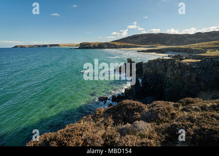 Blick über Garry Strand mit goldenem Sand und dem türkisfarbenen Meer an der Landspitze. Isle of Lewis in Schottland. Stockfoto