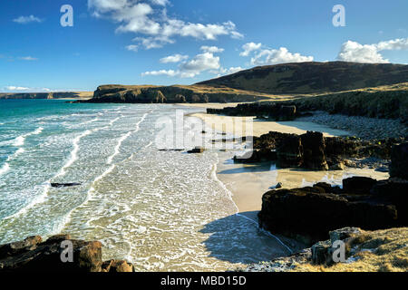 Blick über Garry Strand mit goldenem Sand und dem türkisfarbenen Meer an der Landspitze. Isle of Lewis in Schottland. Stockfoto