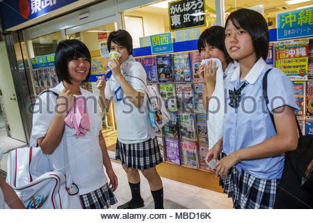 Japanisches Mädel In öffentlichkeit Japanisches Mädel In öffentlichkeit