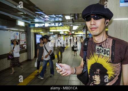 Tokio Japan, Ginza, Ginza Metro Station, U-Bahn, Zug, Zug, Kanji, Zeichen, Symbole, Japanisch Englisch, Asiatisch-orientalisch, Mann Männer Erwachsene Erwachsene, Luxu Stockfoto