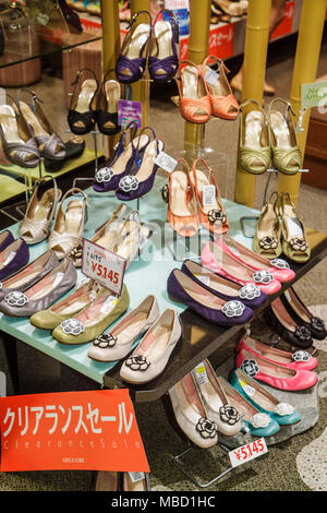 Tokio Japan, Asien, Orient, Ginza, Chuo Dori Street, Kanji, Zeichen, Symbole, Japanisch Englisch, Shopping Shopper Shopper shoppen Geschäfte Markt Märkte Marktpla Stockfoto