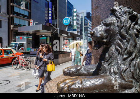 Tokio Japan, Asien, Orient, Ginza, Chuo Dori Street, Kanji, Zeichen, Symbole, Japanisch Englisch, Shopping Shopper Shopper shoppen Geschäfte Markt Märkte Marktpla Stockfoto