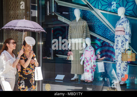 Tokio Japan, Asien, Orient, Ginza, Chuo Dori Street, Kanji, Zeichen, Symbole, Japanisch Englisch, Shopping Shopper Shopper shoppen Geschäfte Markt Märkte Marktpla Stockfoto