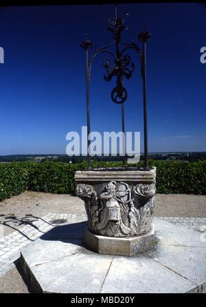 Neugierig und Kopf im Innenhof von Schloss Chaumont, Loire, wo Katharina de Medici Astrologe Ruggieri verbracht. Einer der Türme als seine Sternwarte serviert. Der Brunnen ist ein Symbol der Zugang zu den geheimen Weisheit. Stockfoto