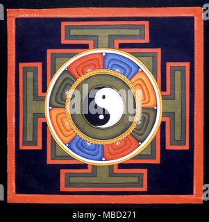 Symbole - Yin Yang. Die Tai Chi Symbol in der Mitte, zeigt das Drehen der gegensätzlichen Yin und Yan rund um das Zentrum des Universums. Von einem nepalesischen Meditation tanka Detail Stockfoto