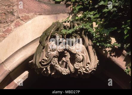 Ein paar Engel mit Freimaurerischen Zirkel an der Wand eines inneren Hof des alten Rosenkreuzer Schloss in Heidelburg. Stockfoto