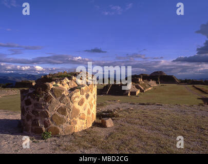 Mexikanische Archäologie. Monte Alban ist eine komplexe Geschichte, seinen Gebäuden Abdeckung Perioden dating von 600 v. Chr. bis 750 n. Allgemeine Ansicht der Website suchen. Stockfoto