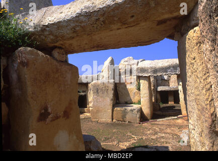 Malta. Die alten prähistorischen Tempel von Mnajdra. Außenansicht durch die wichtigsten östlichen Eingang in die südliche Kammer. Stockfoto