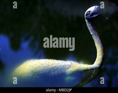 Modell des Ungeheuers von Loch Ness - Nessie - von AUTHENTIFIZIERTEN Sichtungen gebaut. Stockfoto