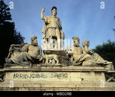 Römische Mythologie. Eine große Statue des Menschen in Bezug auf Rom auf der Piazza del Popolo, Rom. Stockfoto