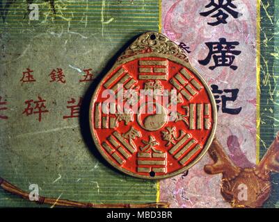 Symbole - Yin Yang. Das Yin Yang (Tai Chi) stellt den Dualismus, die an der Wurzel der taoistischen Philosophie liegt. Acht Trigramme rund um das Zentrum mit entsprechenden chinesischen Zeichen. Stockfoto