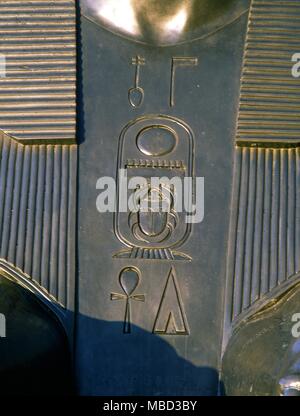 Symbole - Ankh. Die ansated Kreuz (rechts unten) eingraviert in die Bronze sphinx Wächter zu den alten ägyptischen Obelisken, Cleopatra's Needle, Thames Embankment, London Stockfoto