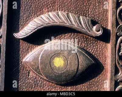 Symbole - Auge. Die heiligen Auge auf die Tür eines mittelalterlichen Gebäudes in Patan. Nepal. Stockfoto