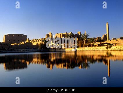 Heiligen Brunnen. Heilige pool im Temenos der Tempel des Amun Ra, in Karnak, Ägypten. Stockfoto