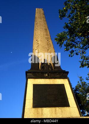 Ägyptische Mythologie - Cleopatra Nadel, der Obelisk von Thothmes, Steinbruch bei Syene, und errichteten an helipolis, etwa 1500 v. Chr.. - Im England des 19.Jahrhunderts geliefert. Im Volksmund bekannt als Cleopatra's Needle, der Obelisk hat nichts mit der Queen zu tun. - Am Victoria Embankment, London W2, dieses rosa Granit Denkmal gelegen, 60 Meter hoch und mit einem Gewicht von 186 Tonnen, ist älter als in London. Der Obelisk wurde errichtet in Heliopolis in rund 1.475 v. Chr. und Obwohl seine Inschriften feiern die Pharaonen des alten Ägypten hat nichts mit Cleopatra zu tun. Das Denkmal wurde vorgestellt Stockfoto