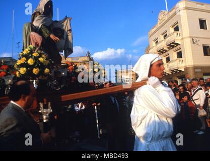 Festivals - Ostern - Karfreitag Prozessionsweg in Mosta auf Malta. Büßer tragen die Statue der Veronica, mit dem Bild des Antlitzes Christi auf den Stoff. - © Charles Walker/ Stockfoto