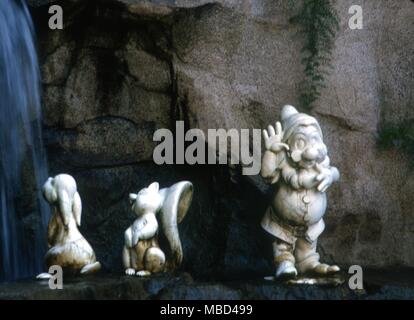 Elementals - Zwerge - Die Zwerge (Zwerge) der Geschichte Schneewittchen und die sieben Zwerge in der Nähe des Wishing Well in Disneyworld, Kalifornien. - © Charles Walker/ Stockfoto