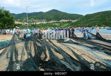 Nha Trang, Vietnam - Jan 26, 2016. Lokale Männer arbeiten mit Fischernetze in Nha Trang, Vietnam. Nha Trang ist eine Küstenstadt auf der South Central Coast o Stockfoto