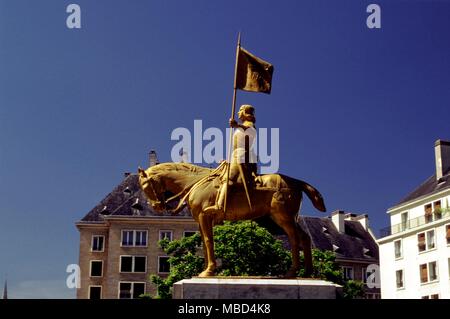 Jeanne d'Arc auf dem Pferderücken - Caen - Kraftfahrzeug-briefs Jeanne d'Arc (1412 - 30. Mai 1431) ist eine nationale Heldin von Frankreich und ein Heiliger der Römisch-katholischen Kirche. Viele glaubten, sie hatte Visionen von Gott, die ihr erklärte, ihre Heimat zu erholen. Anfang 1429 überzeugte sie der ungekrönte König Charles VII ihr eine Rüstung und die Erlaubnis zu geben, die Belagerung von Orléans zu entlasten. Zunächst als Aushängeschild von Veteran Kommandeure behandelt, gewann sie in den Vordergrund, wenn Sie die Belagerung in nur neun Tagen angehoben - Stockfoto