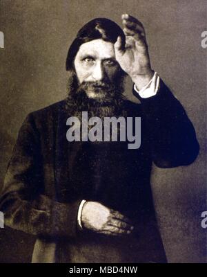 Grigori Rasputin Yefimovich (1871-1916). Rasputin in der Haltung von Segen sein Frauen jünger Posing Stockfoto