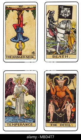 TAROT - "RIDER WAITE-DECK VON PAMELA COLEMAN SMITH - vier Karten, aus der Serie der 22 Karten in den Charles Walker Sammlung, der sogenannten Rider Waite Deck: Die Gehängten, Tod, Mäßigkeit und der Teufel. Dieses Deck, in der CW-Sammlung besteht aus einem vollständigen Satz von Hand - farbige Karte aus der 1910 Serie von Pamela Coleman Smith, und behauptete fälschlicherweise, die von Arthur Edward Waite, "seinem" Design. Pamela Coleman Smith's abgekürzt Signatur wird auf jeder der Karten, die in der Ausgabe 1911 der Schlüssel zum Tarot, geschrieben von Waite. verwendet wurden. Das deck ist falsch c Stockfoto