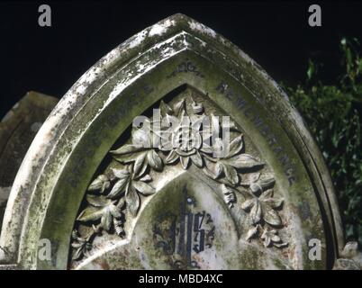 Blumen - Verschiedene Marmor - relief Blumen auf einem Grabstein (19. Jahrhundert) im Kirchhof der Kirche Kilpeck - © Charles Walker/ Stockfoto