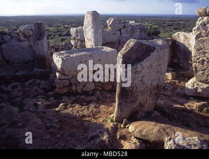 Menorca Archäologie. Menhire in der Antike Überreste in der taula Enklave im Torre d'en Gaumes. Stockfoto