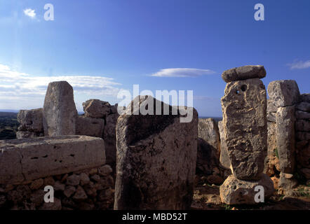 Menorca Archäologie. Menhire in der Antike Überreste in der taula Enklave im Torre d'en Gaumes. Stockfoto