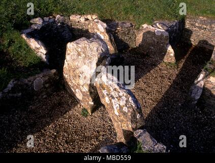 Die neolithische Long Barrow an Nympsfield, in der Nähe von Stroud, Gloucestershire. C. 2.800 v. Chr. gebaut. Die mauerkronen wurden entfernt. Knochen von 13 Menschen wurden innerhalb des Barrow gefunden. Stockfoto