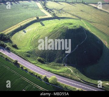 Silbury Hill. Dies ist die größte Mann Damm in Europa und erstreckt sich über 5 Hektar. C. 2.100 v. Chr. errichtet und ist mit dem in der Nähe von Avebury Kreisen verknüpft. Stockfoto