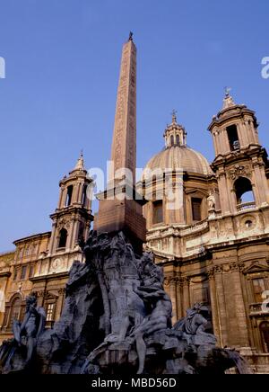 Rom, die Piazza Navona. Die Kirche Sant'Agnese in Agone hinter dem Brunnen der vier Flüsse. Stockfoto