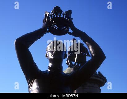 Statue von Shakespeare, durch die erhobenen Arme des Prinzen Hal gesehen. Teil des Shakespeare Memorial in Stratford-0 n-Avon, entworfen von Herrn Ronald Gower Stockfoto