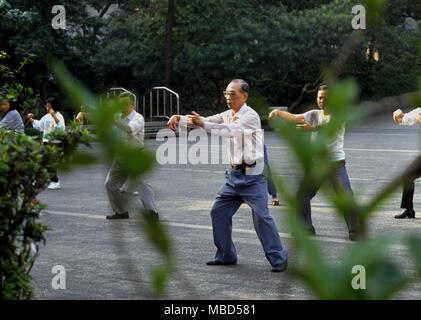 Chinesischen Meister des Tai Chi mit seinen Studenten in einem Park in Hong Kong Stockfoto