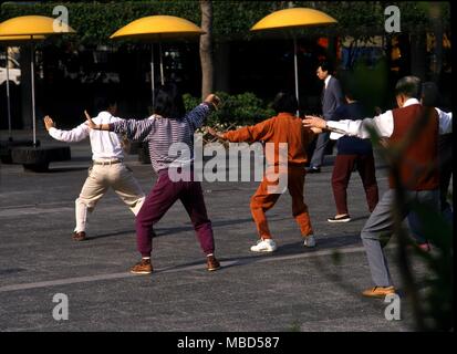 Chinesischen Meister des Tai Chi mit seinen Studenten in einem Park in Hong Kong Stockfoto