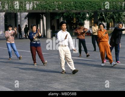 Chinesischen Meister des Tai Chi mit seinen Studenten in einem Park in Hong Kong Stockfoto