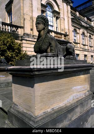 Eine griechische Sphinx in der formalen Gärten von Harewood House, in der Nähe von Leeds, Yorkshire. Stockfoto