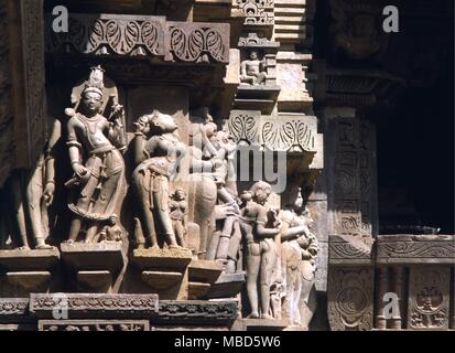 Indien - Khajuraho gemeißelte Figuren auf dem visvanath Tempel von Khajuraho Stockfoto