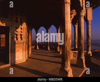 Indien.1. 114. Agra. Obere Zimmer und Balkon in das Fort von Agra. Das Fort ist auch als Lal Qila, Fort Rouge und Roten Fort von Agra bekannt. Stockfoto