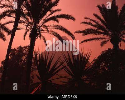 Die Pyramide des Cheops [die Große Pyramide] in Gizah, in der Nähe von Kairo in Ägypten. Stockfoto