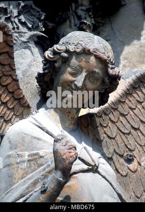 Engel - Der lächelnde Engel an der Außenseite des vierzehnten Jahrhundert Kathedrale in Reims in Frankreich - ©/Charles Walker Stockfoto