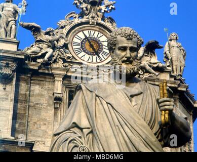 Die Heiligen - St. Peter - mit den zwei Schlüssel zum Himmel und Hölle. Statue auf die Schritte der Fassade von St. Peter in Rom Stockfoto