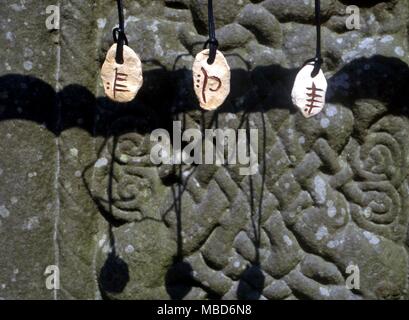 Alphabete - Ogham Stones - Keltisches Ogham stones (von links nach rechts) Februar (Willow), Erde (Buche, der Phagos) und Wasser (Pappel). Hängen in der Nähe des Sockels des Kreuzes des Südens in Monasterboice, Irland. - Ogham ist die früheste Form des Schreibens in Irland, es stammt, um 3. Jahrhundert n. Chr. und war im Einsatz für rund 500 Jahre. Das Ogham alphabet besteht aus einer Reihe von Strichen entlang oder über eine Leitung hergestellt. Das Alphabet wurde auf stehende Steine jemand zu gedenken geschnitzt, mit der Kante des Steins als die Mittellinie. Lesen Sie normalerweise von der linken Seite von unten nach oben, oben ein Stockfoto