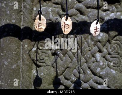 Celtic - Ogham Stones - von Links nach Rechts - Februar (Weide) Erde (Buche, der Phagos) und Wasser (Pappel). Hängen in der Nähe des Sockels des Kreuzes des Südens in Monasterboice, Irland - Ogham alphabet wird gesagt, in der vierten oder fünften Jahrhundert im südlichen Irland entstanden zu sein. Es wird allgemein als der älteste Alphabet in Irland verwendet. Das Alphabet hat seinen Namen von ogma der alten keltischen Gott der Rhetorik oder schöne Rede. Es war Ogma, als Legende hat es, die inspiriert dieses Alphabet. Die wichtigsten 20 Buchstaben in diesem Alphabet sind in vier Kategorien von fünf Sounds (siehe Alpha unterteilt Stockfoto