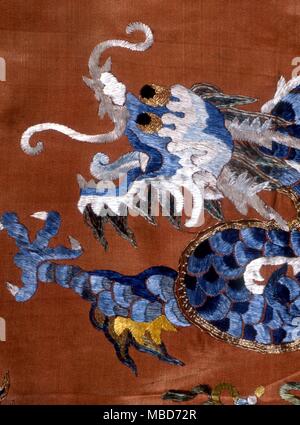 Blue Dragon - chinesische Stickerei aus dem späten 19. Jahrhundert - private Sammlung Stockfoto