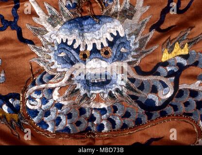 Blue Dragon - Chinesische Stickerei, Ende des 19. Jahrhunderts - private Sammlung Stockfoto