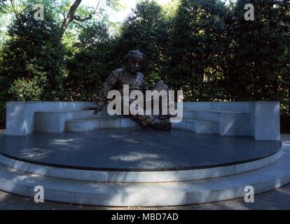 Washington DC - der Albert Einstein Statue (von Robert Berks) in den Gärten der Nationalen Akademie der Wissenschaften. Die Basis, auf der Einstein seine Füße ruht, ist eine Starbesetzung Horoskop für den Moment der Stiftung am Mittag, 22. April 1979 Stockfoto