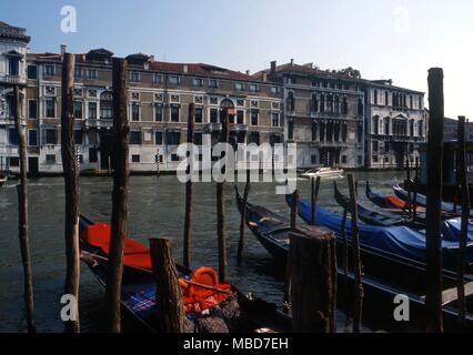 Alchemie - Venedig - Ca' Mocenigo Vecchia (die ersten vier-stöckiges Gebäude, das nach rechts) durch den Geist der großen Alchemist und Okkultisten verfolgt wird, Giordano Bruno. Bruno wurde von Mocenigo, Bruno in diesem Haus unterhalten hatte gekündigt. Bruno war verbrannt, in Rom. Stockfoto