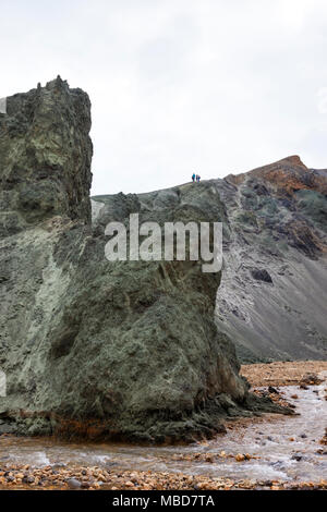 Wanderer auf dem Berg des Blahnukur Grenagill aus gesehen, Landmannalaugar Island Stockfoto